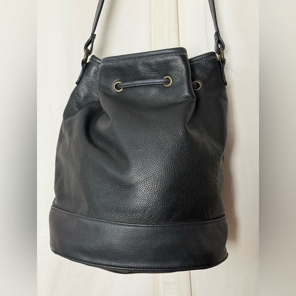Tommy Hilfiger Black Bucket Bag Adjustable Strap, Interior Pockets, Gathered Top - Picture 4 of 10
